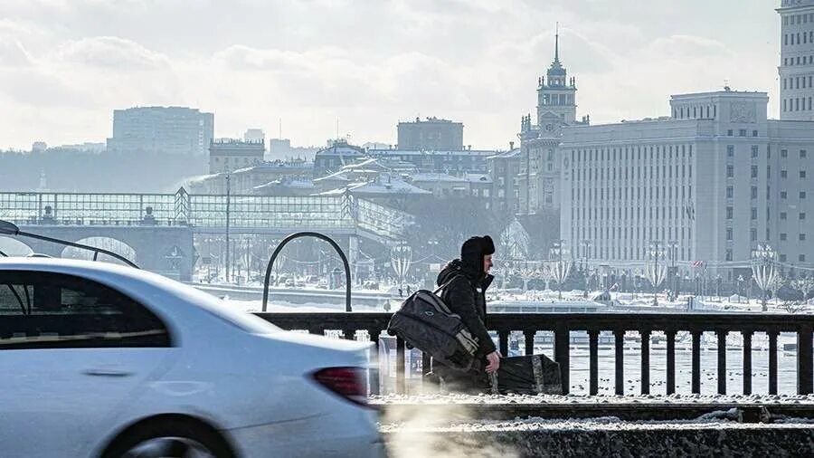 Холод в москве сейчас. Москва плюсы переезда. Мороз в москве. Кремль ночью зимой. Минусы москвы.