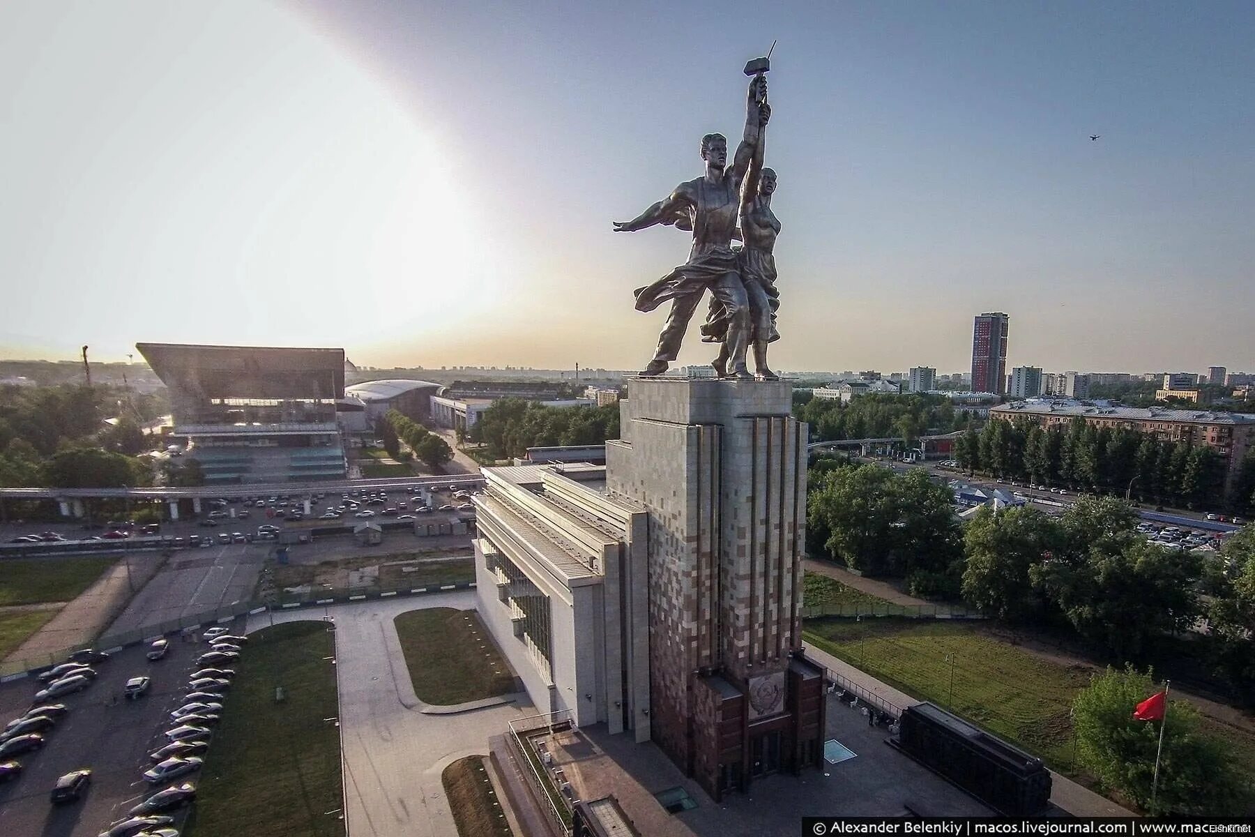 ВДНХ памятник колхознице. Скульптура Мухиной рабочий и колхозница. Памятник на ВДНХ рабочий и колхозница. Монумент «рабочий и колхозница» веры Мухиной (1937). Скульптура рабочий и колхозница б