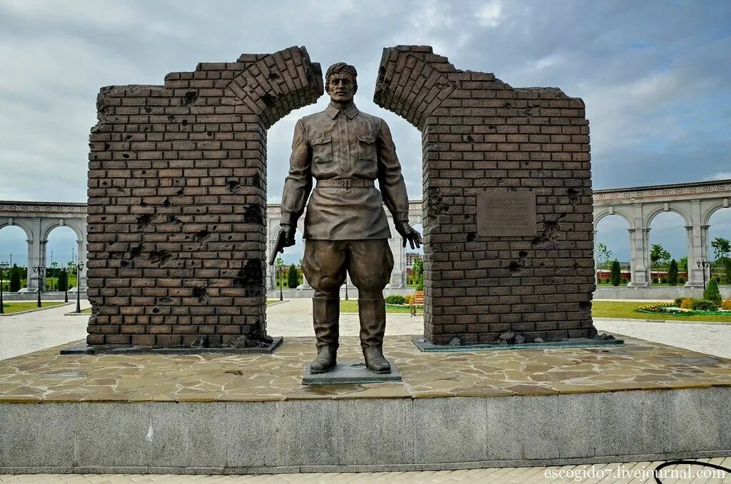 Великом брест. Крепость-герой Брест памятники. Памятник защитнику Брестской крепости Барханоев Уматгирей. Брестская крепость Брест памятник. Памятник последнему защитнику Брестской крепости Назрань.