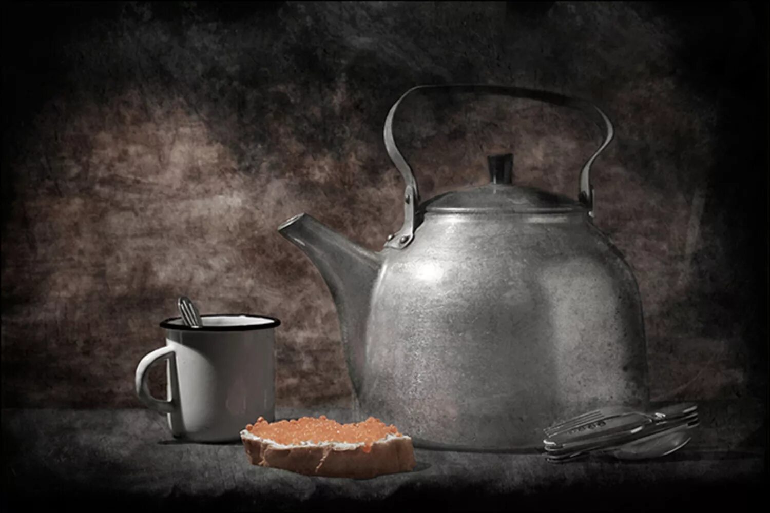 Пить чай из металлической кружки. Железная кружка с чаем. натюрморт с железной кружкой. чай в железной кружке. натюрморт с металлической кружкой.