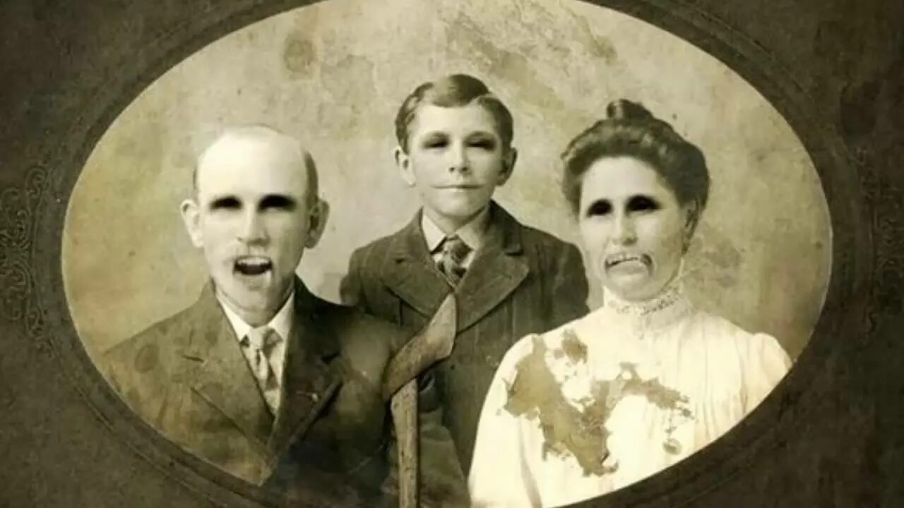 Семейные призраки какой год. Семейные портреты страшные. Жуткий семейный портрет.