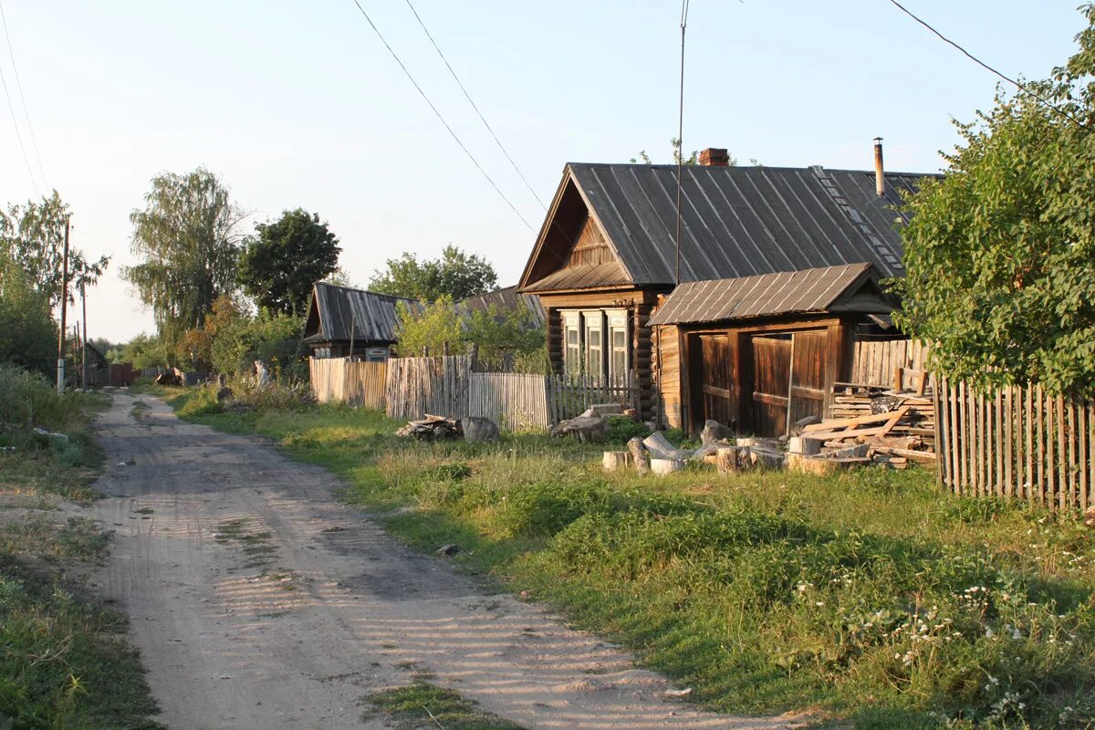 Деревня ул. Деревня Банново Новочебоксарск. Улица в деревне. Старая деревенская улица. Обычная улица в деревне.