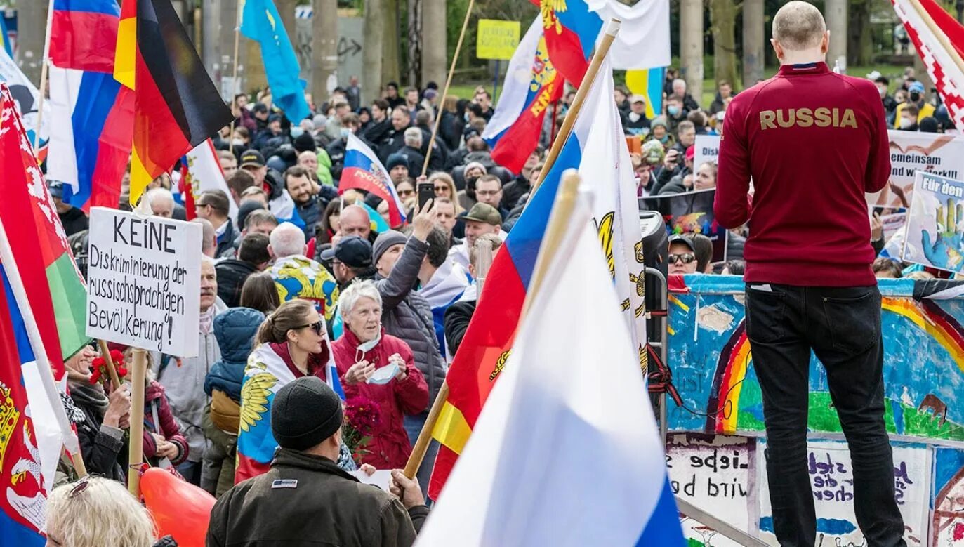 Жизнь в германии 2024. Митинг с флагами. Россия против Украины. Пророссийские настроения на Украине. Пророссийские настроения в Европе.