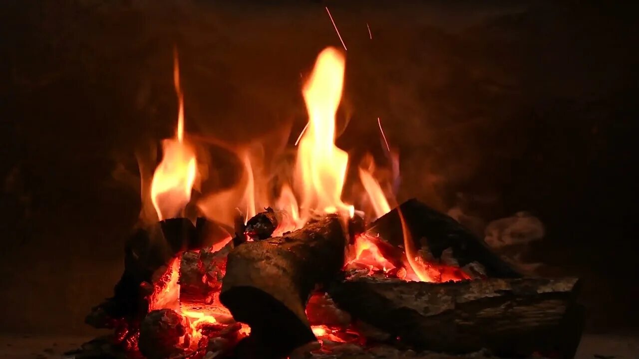 Камин театр. Красивый огонь в камине. Огни камина песни. Костер в темноте. Огни камина песни.