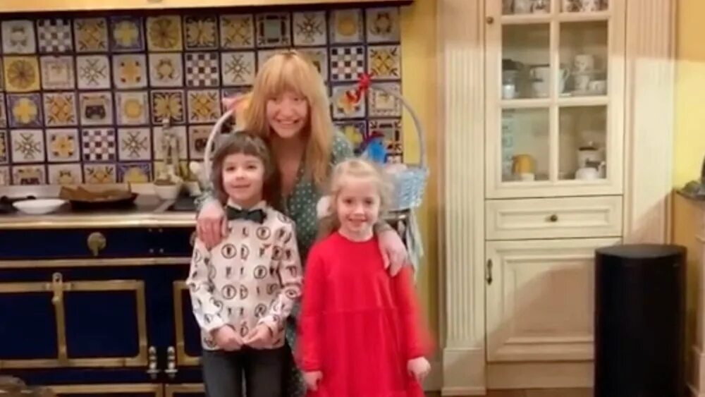 Пугачёва алла двойняшки. Семья аллы пугачевой. Алла пугачева дети гарри и лиза. Максим галкин с родителями и пугачевой. Дочка аллы пугачевой лиза.