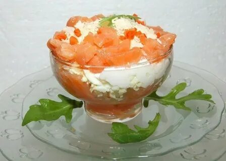 Салат с красной рыбой яйцом и сыром