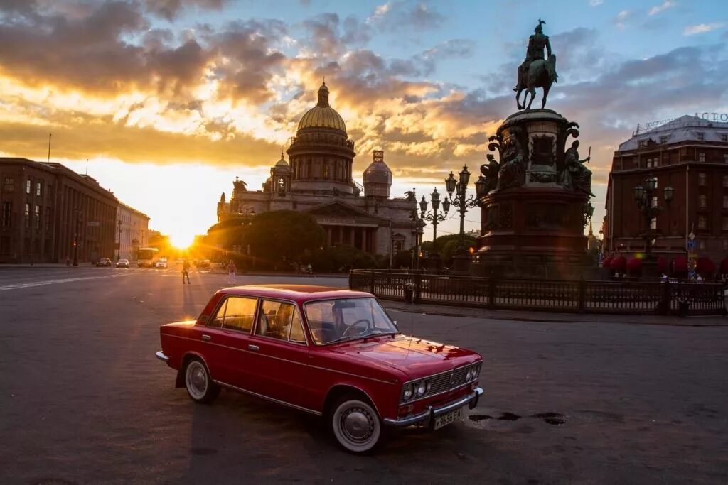 красивые места с машиной. машины у смольного. автомобили санкт петербург. машины в питере. покатушки ночной питер.