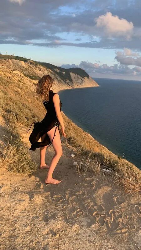 Пёсик извини долетался мем ворона прыгает со скалы. Рогозина алина сергеевна. Разогнавшись прыгну со скалы. Андрей лечкин прыжок со скалы. Разбежавшись прыгну караоке.