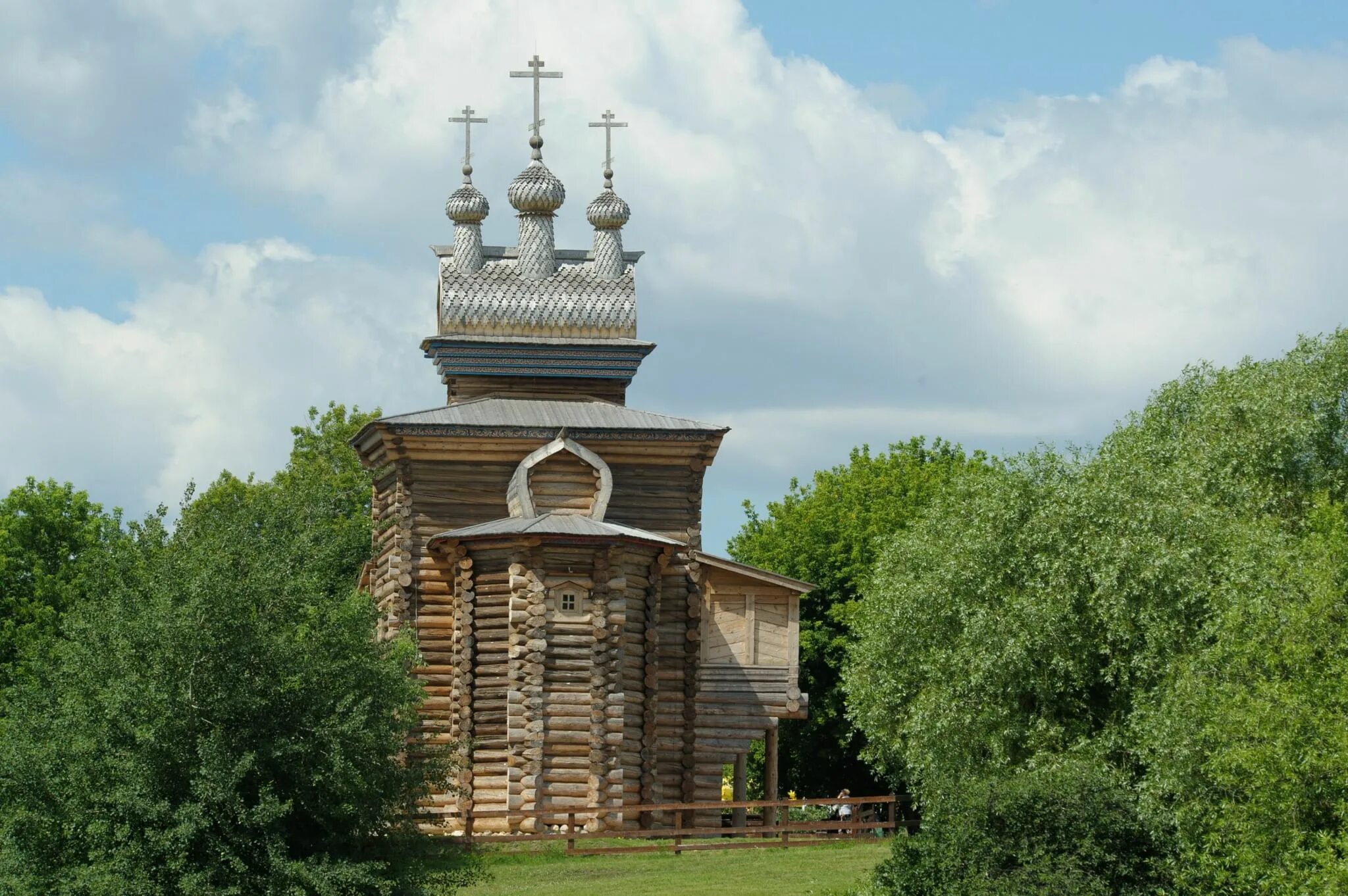 Деревянный храм георгия победоносца в коломенском. Парк коломенское деревянное зодчество. Деревянный храм георгия победоносца в москве. Музей деревянного зодчества коломенское. Деревянный храм георгия победоносца в коломенском.