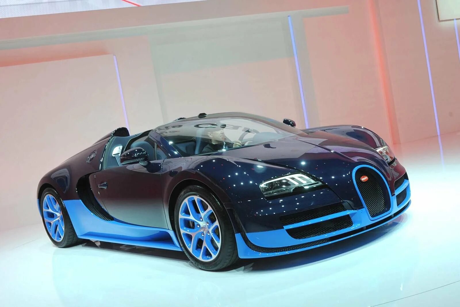 Новая bugatti. Бугатти Вейрон 2021. Bugatti Veyron Grand Sport Vitesse 2012. Бугатти Вейрон новая. Модель Бугатти Вейрон.