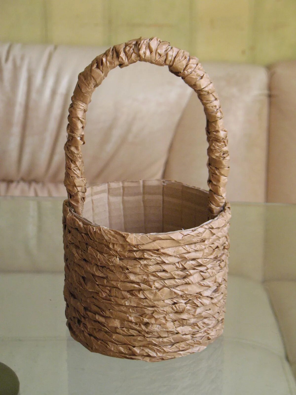 Лукошки своими руками. Лукошки своими руками. Поделка корзина. Корзинки из газетных труб. Плетеная корзина из ткани.