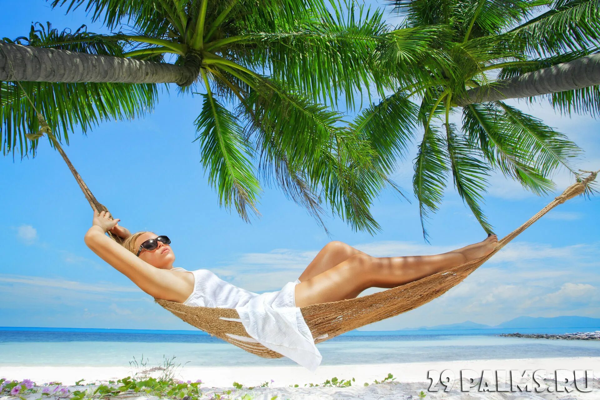 Расслабься отдыха. Гамак под пальмой. Девушка на Пальме. Гамак на пляже. Гамак на Пальме.