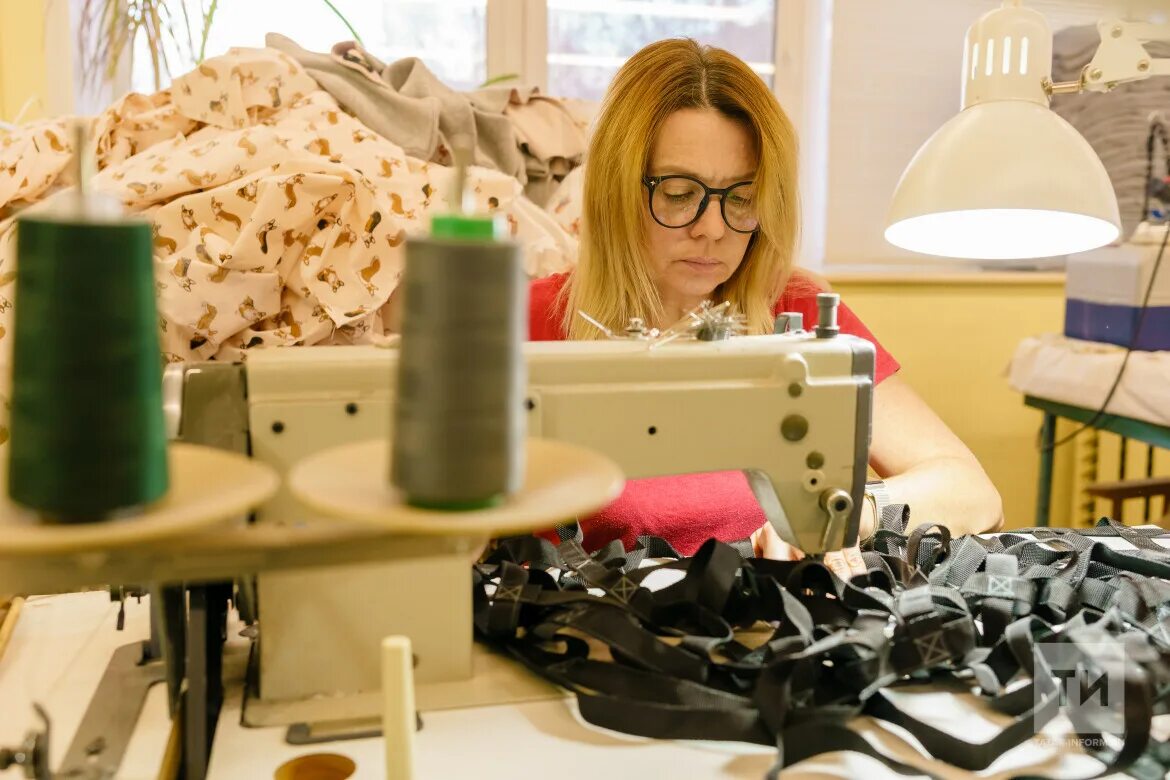 Шитье. Штора в мастерской швеи. Пошив одежды. Швейные и трикотажные изделия. В пошивочном цехе было 4 рулона ситца задача.