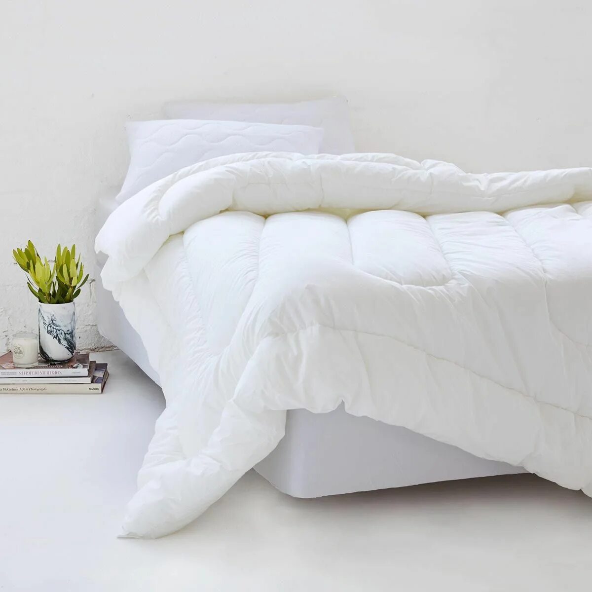 Включи белый мягкий. Одеяло. Белое одеяло. Одеяло и подушка. Подушки на кровати.