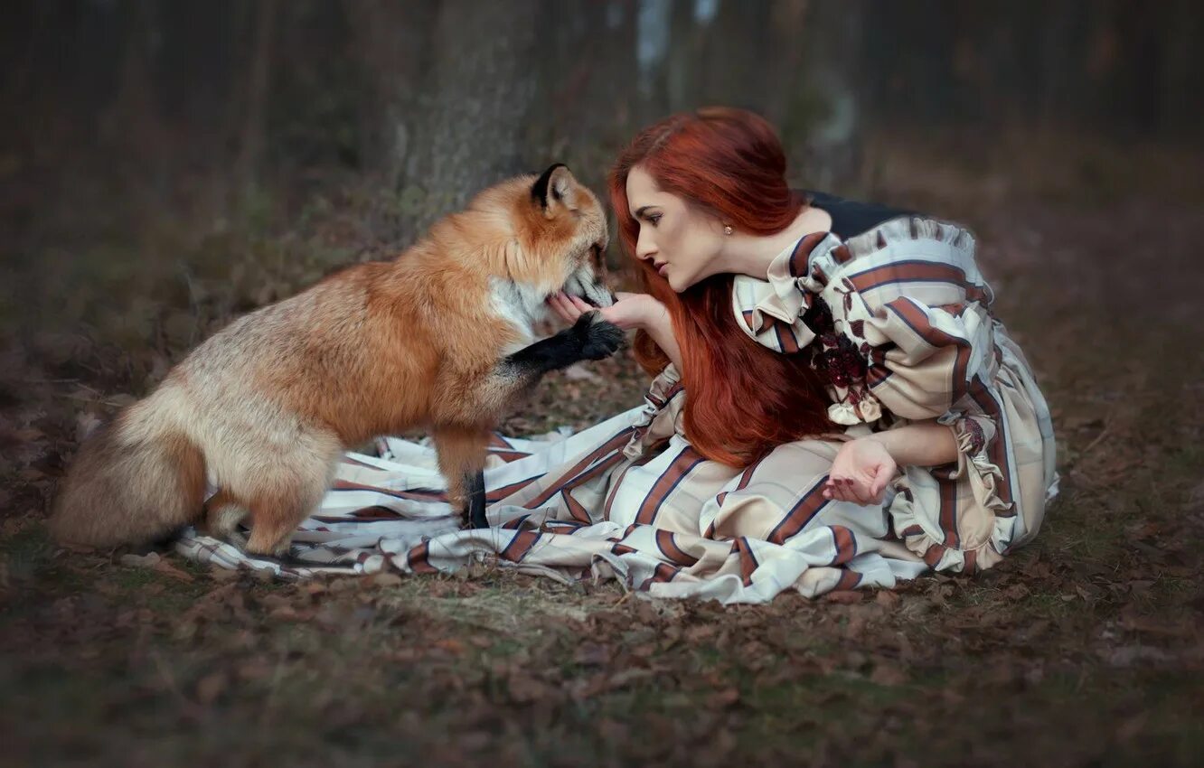 Рыжая fox. Девушка и лиса. Девушки с лисами. Рыжая девушка с лисой. Фотосессия с лисой.