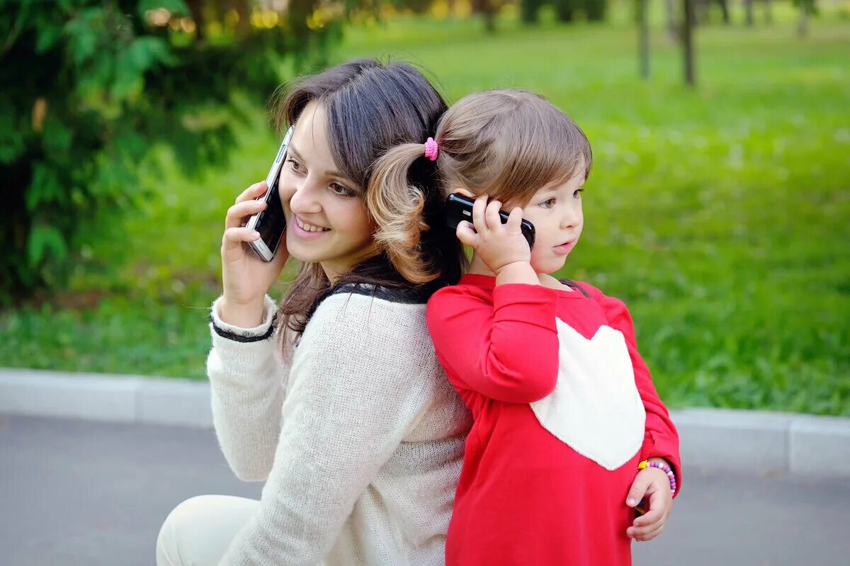 Пока дочь разговаривает по телефону. Общение детей. Мама с ребенком с телефоном. Телефонные разговоры с родителями. Мама с мобильником и малыш.