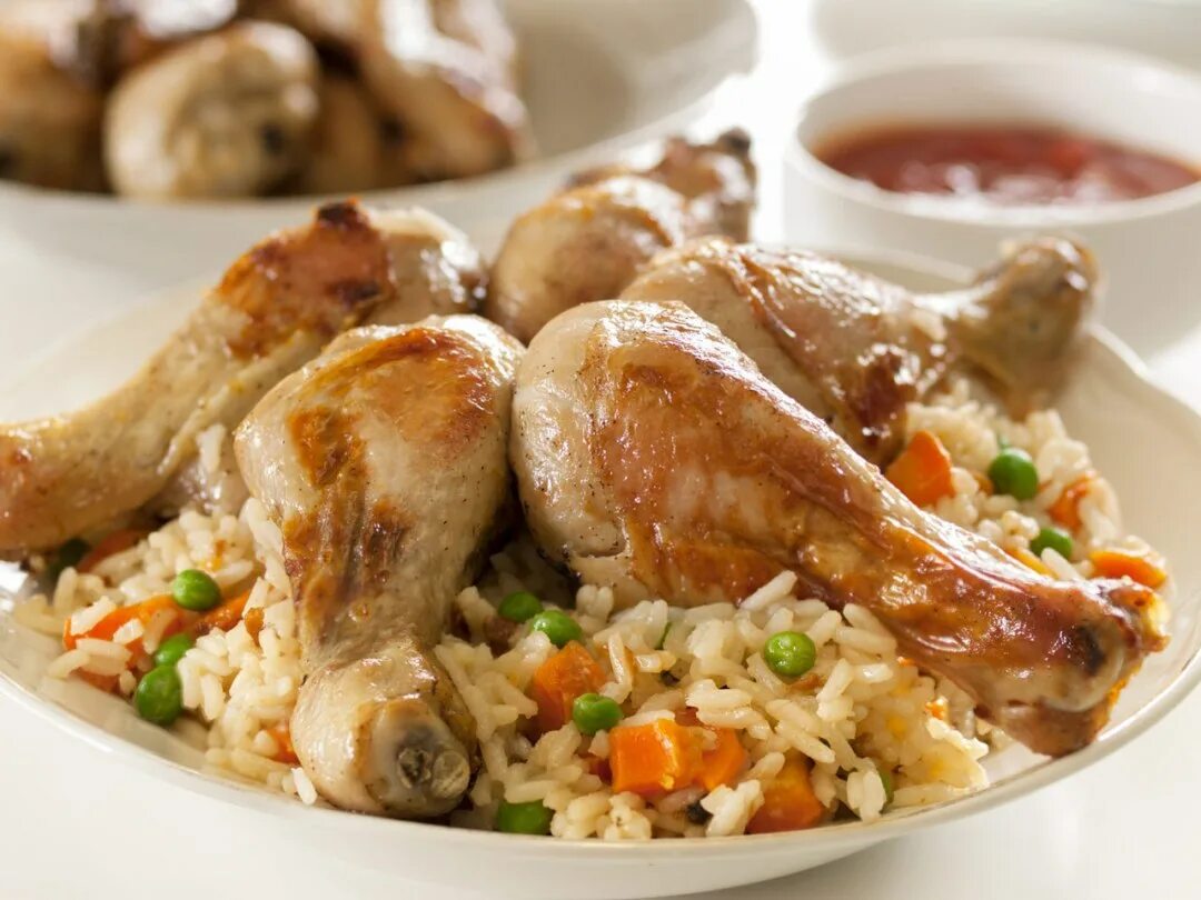 Рецепт приготовления курицы с рисом. Куриная голень с рисом. Рис с курицей. Гарнир к курице. Куриные ножки с гарниром.