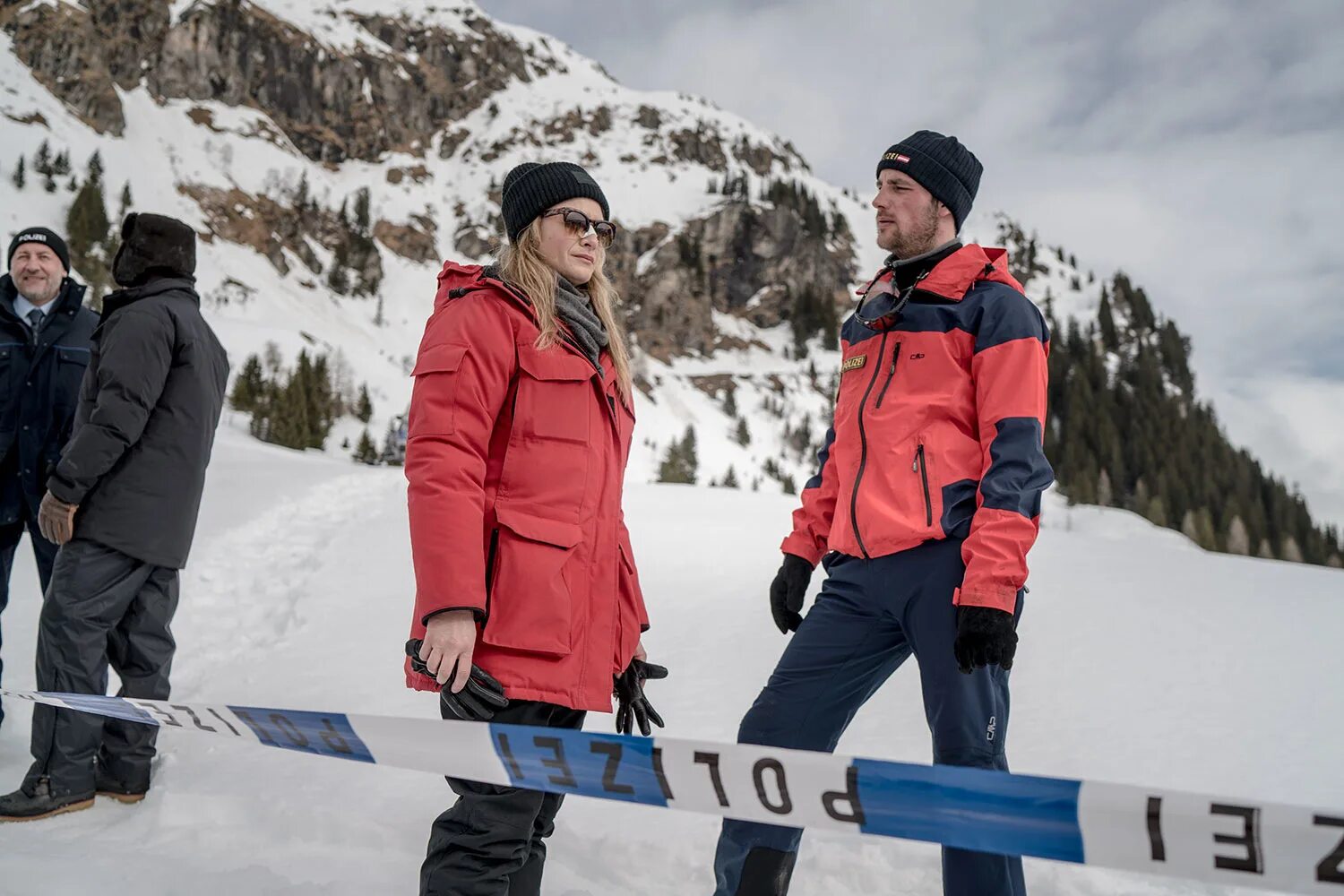 Перевал кубик в кубе. Перевал сериал 2018. николас офчарек сериал перевал. сериал перевал австрия германия. фильм перевал 2018.