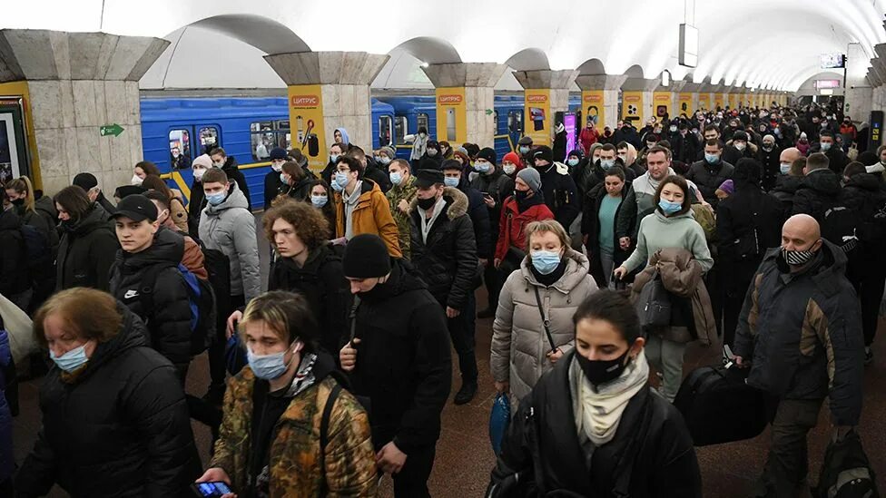 Украинцы убежали. Киев метро беженцы. Жители Украины уезжают. Много людей в метро.