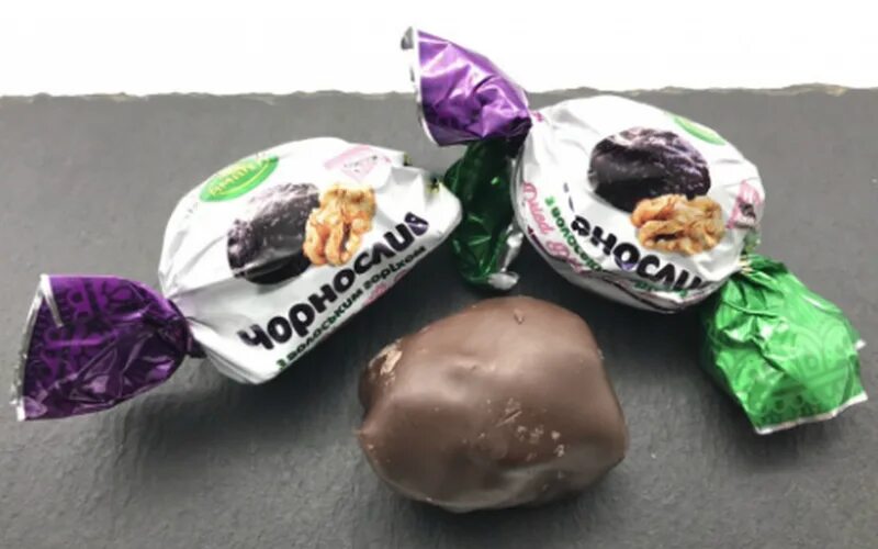 Конфеты чернослив в шоколаде с грецким орехом. Конфеты чернослив с орехом в шоколаде. Конфеты с черносливом и грецким орехом. Муран конфета с черносливом. Чернослив в шоколаде с грецким орехом.