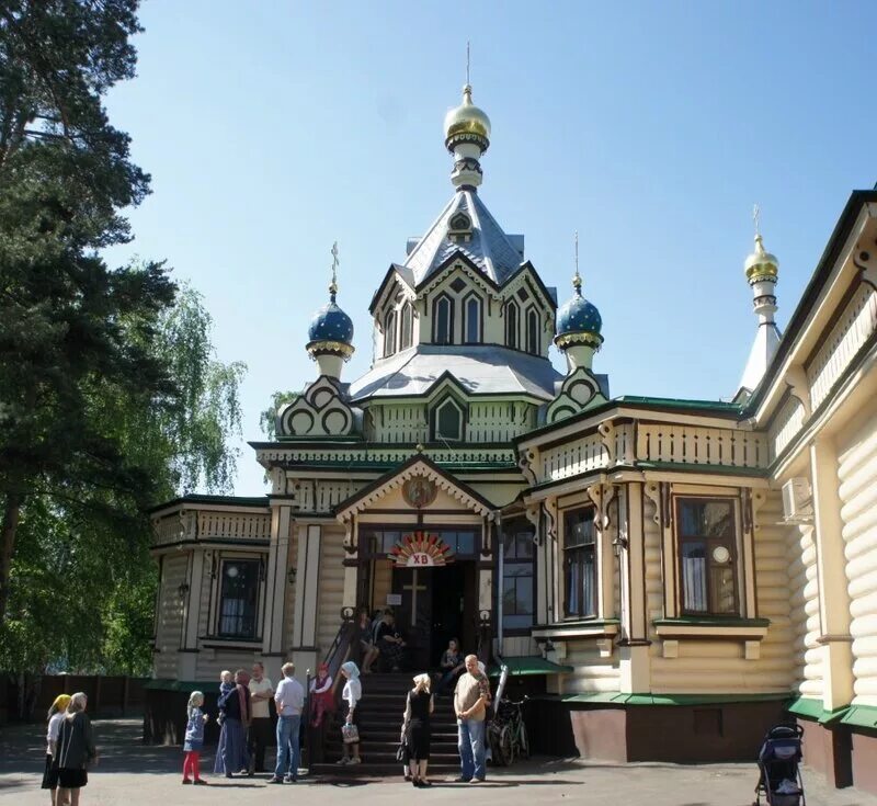 Церковь троицы живоначальной удельная. Деревянная церковь в удельной. Троицкая церковь в поселке удельная. Удельная. Троицкий храм пос.