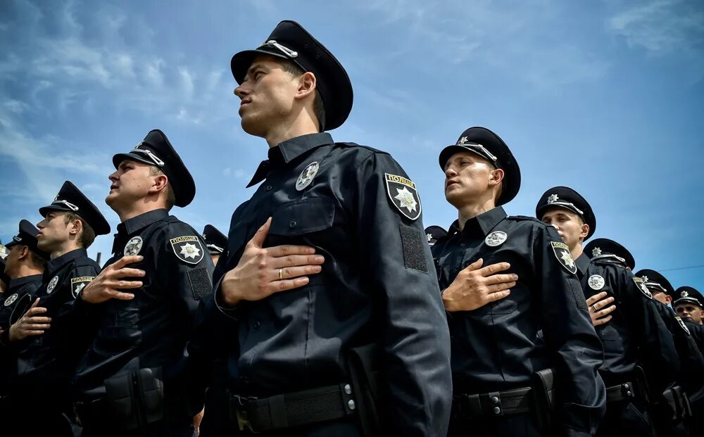 Украинские девушки полицейские. Новая полиция работа. Фацевич александр юрьевич. Украинская полиция. Форма полиции украины.