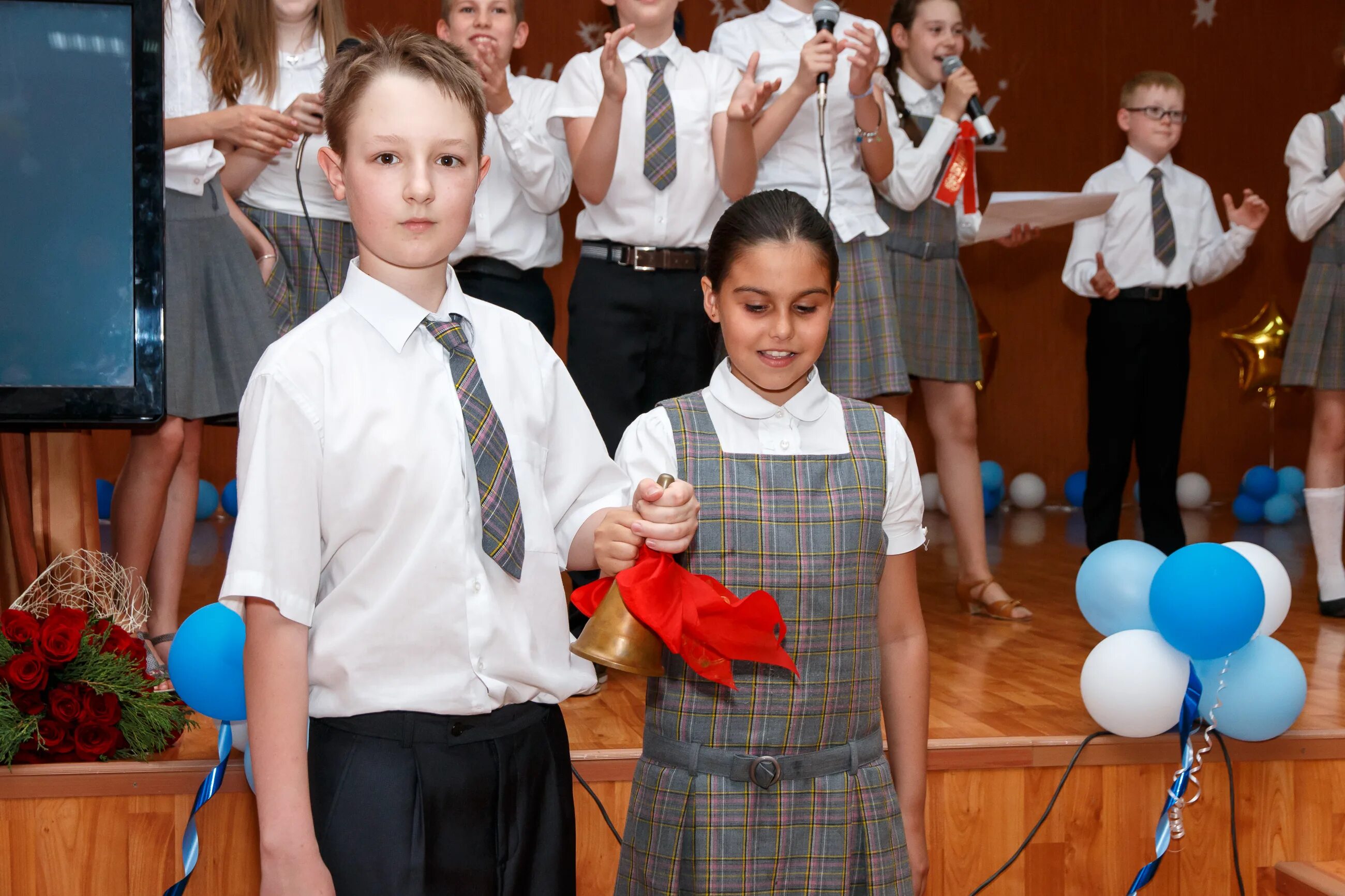 выпускной в школе 4 класс. 4 класс 2015. выпускной 4 класс. выпускник начальной школы. выпускной 4 класс фото.