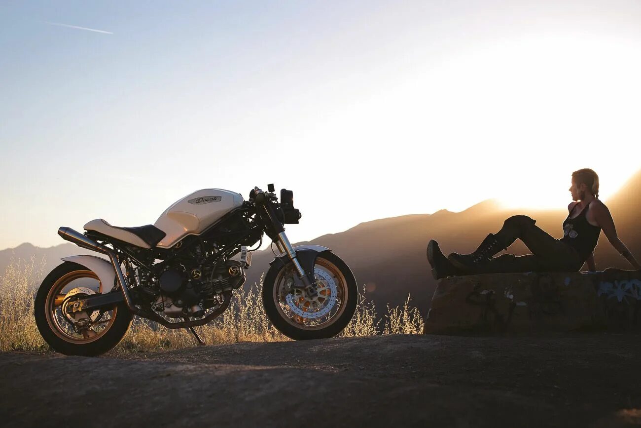 Pin de Scott Johnson en Motorcycles Motocicleta de chica, Chica motorista, Mujer