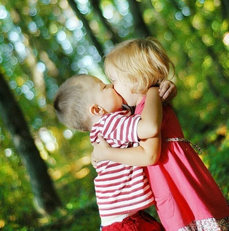 Обними малыш. Детский поцелуй. Мальчик и девочка обнимаются. Любовь к ребенку. Влюбленные малыши.
