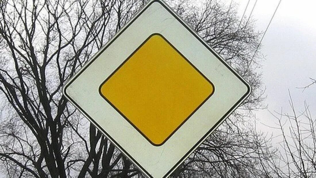 Бело желтый дорожный знак. Знак 2.1 Главная дорога. Дорожный знак Главная дорога. Знак Главная дорога ПДД. Дорожный знак Главная доро.