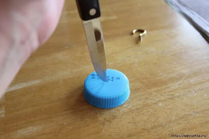 Значок из пивной крышки. Прокалывание отверстий в крышке бутылки. Как сделать отверстие в крышке. Крышка для банок с дырочками. Как сделать отверстие в крышке.