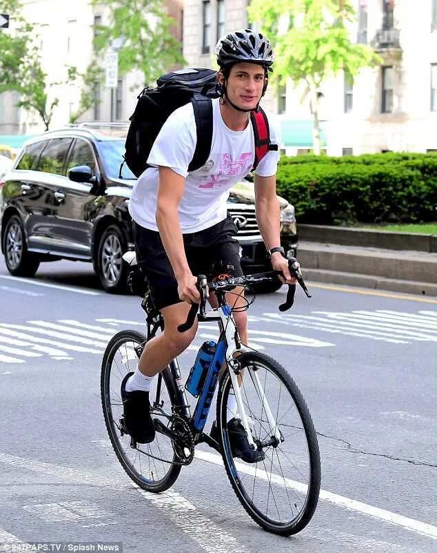 Джек Шлоссберг. Хейден Шлоссберг. Bicycle Helmet advertising инвалид. Джон Шлоссберг Инстаграм.