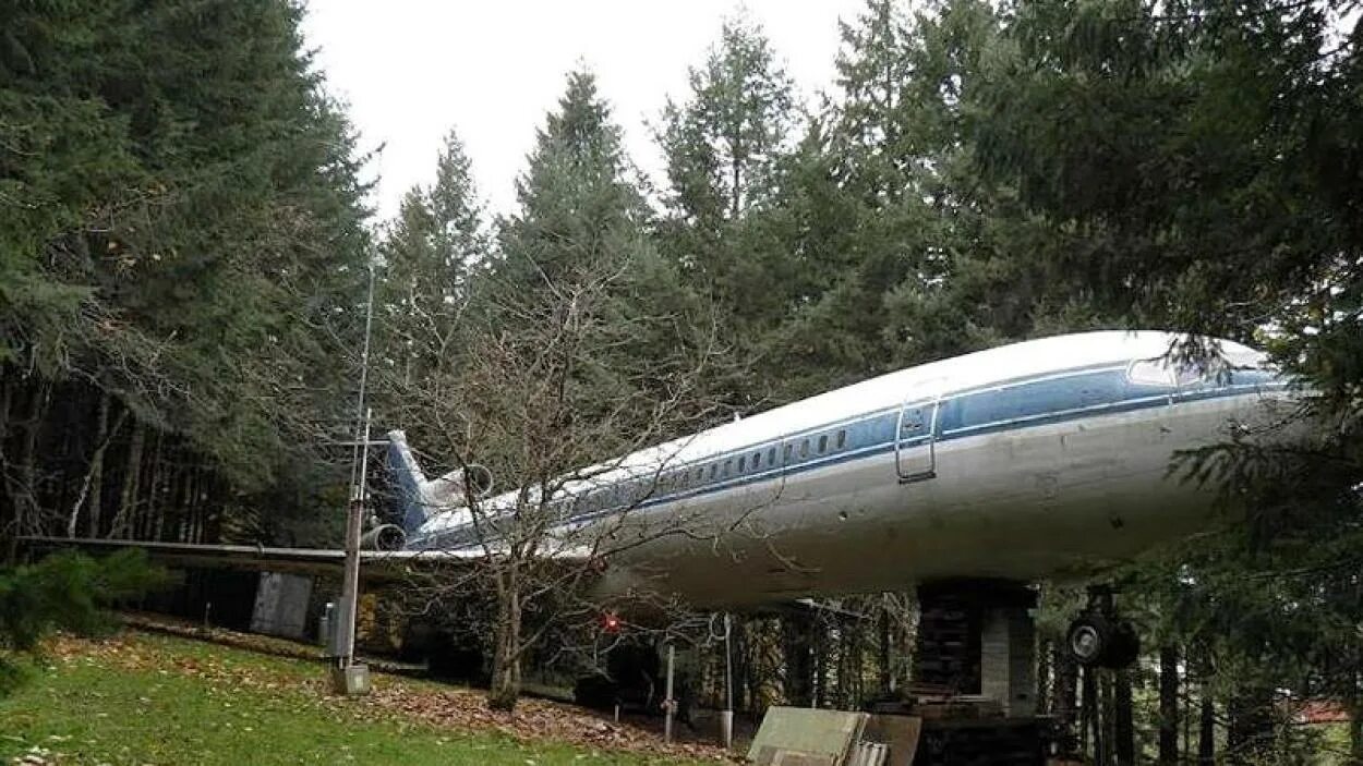 Брюс Кэмпбелл Boeing-727. Дом самолет. Дом самолет в лесу. Дом из самолета.