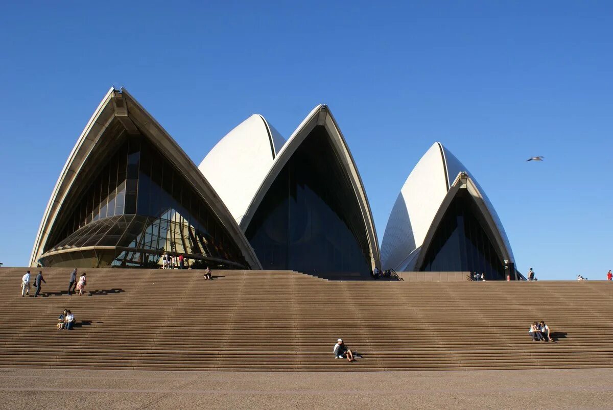 Всемирно известные здания. Оперный театр в Сиднее. Сиднейский оперный театр Австралия. Оперный театр Сидней архитектура. Сиднейский оперный театр Австралия Архитектор.