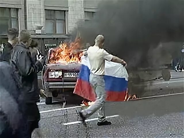 17 июня 2002. 2002 год манежная площадь. 17 июня 2002. 17 июня 2002. Беспорядки футбольных фанатов в москве 2002.