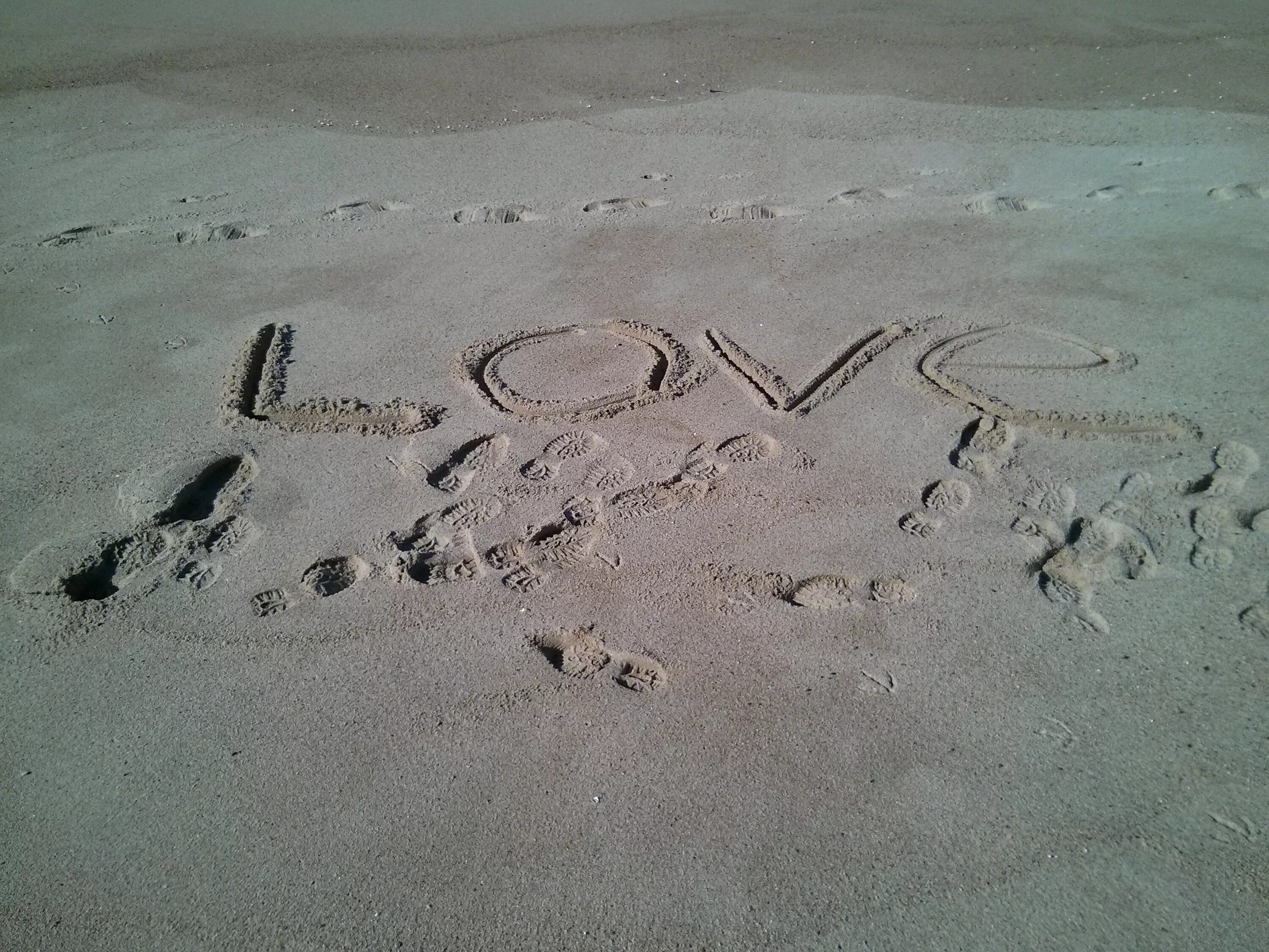 Текст следы на песке. Следы на песке. Буквы на песке. Послание на песке. Следы на песке у моря.
