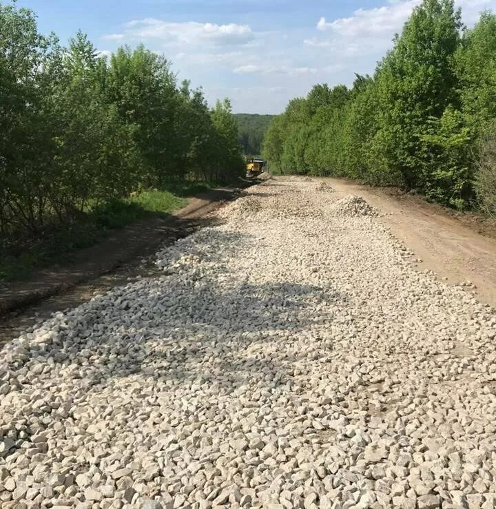 Село щебень. Отсыпка дороги ПГС. Песчано-гравийная смесь дорога. Песчано-гравийная грунтовая дорога. Щебеночно гравийная дорога.