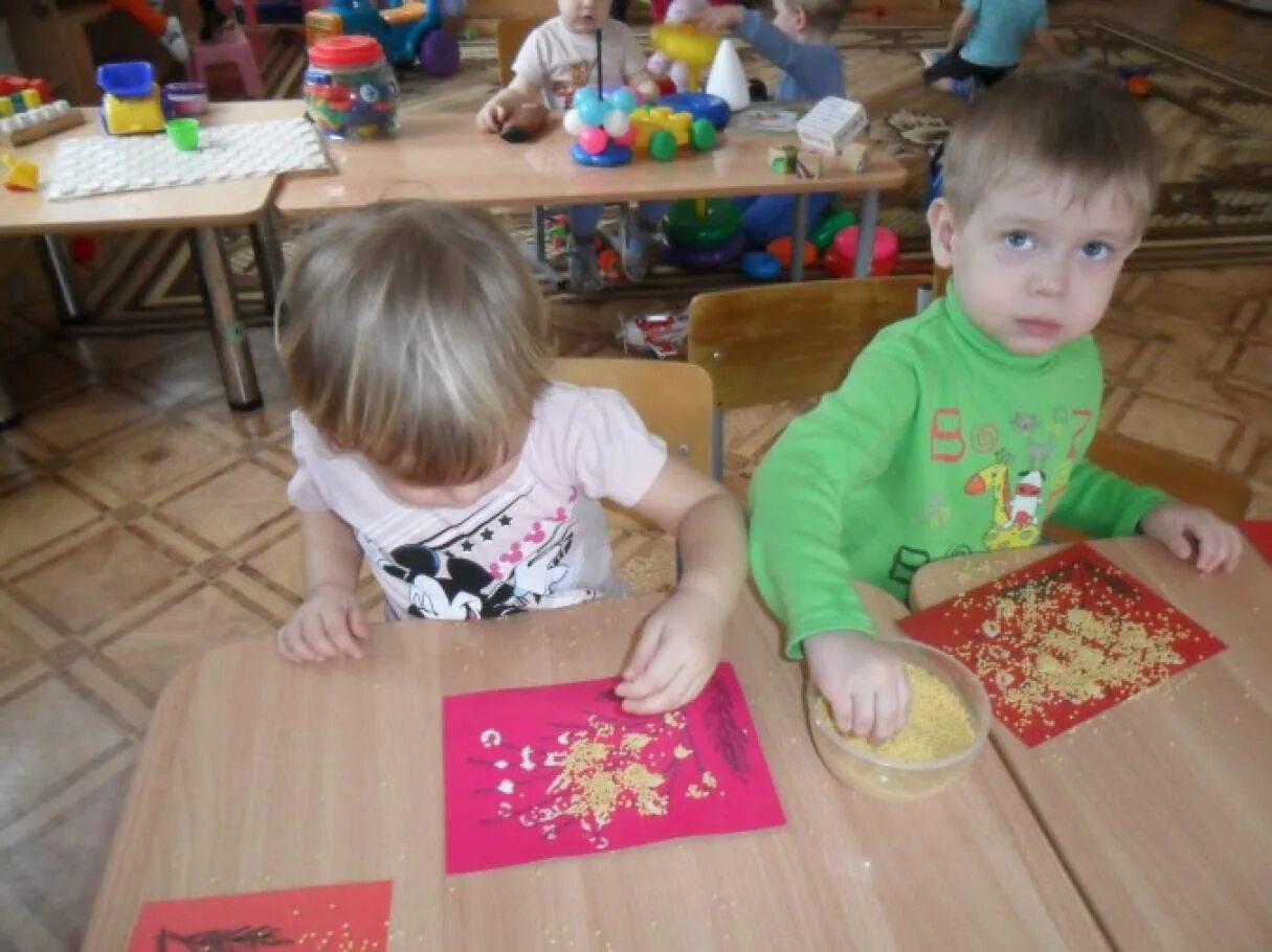 Подарок маме ранний возраст. Подарок маме ранний возраст. Подарок маме в группе раннего возраста. Подарок маме первая младшая группа. Подарок маме ранний возраст.