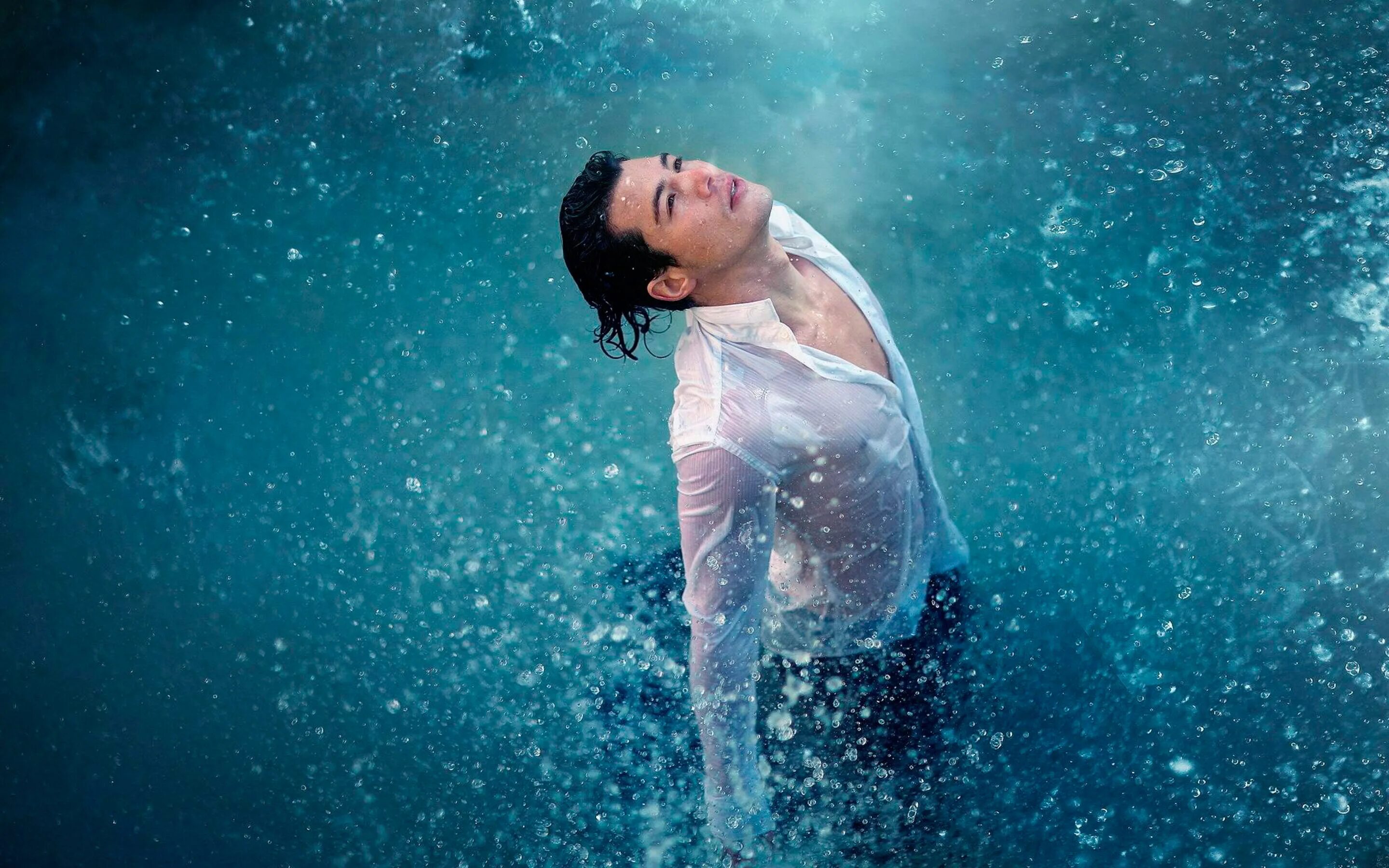 Мокрая девушка под дождём. Девушка под дождем. Келли хазел мокрая майка. Женщина с мокрыми волосами. Девушка под дождем.