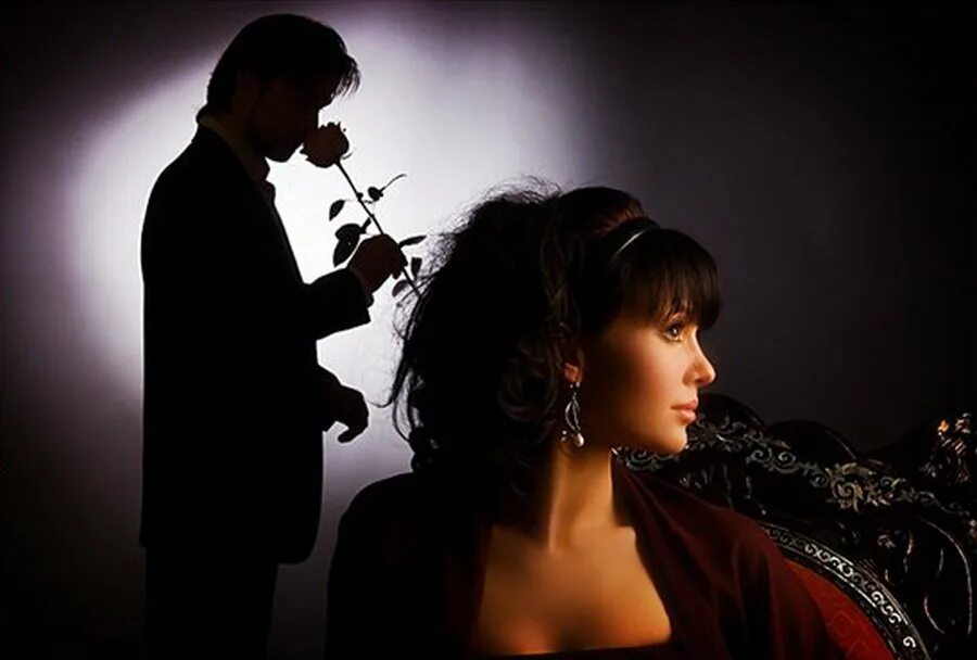 наушники для девушек. девушка женщина слушать. наушники для девушек. наушники для девушек. девушка прислушивается.