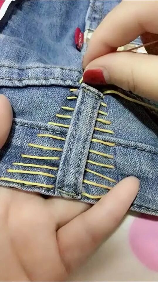 Ушивание джинс в талии. Ушивание джинс в поясе. Как уменьшить джинсовую. Как уменьшить джинсовую. Лайфхак по ушиванию джинс в талии.