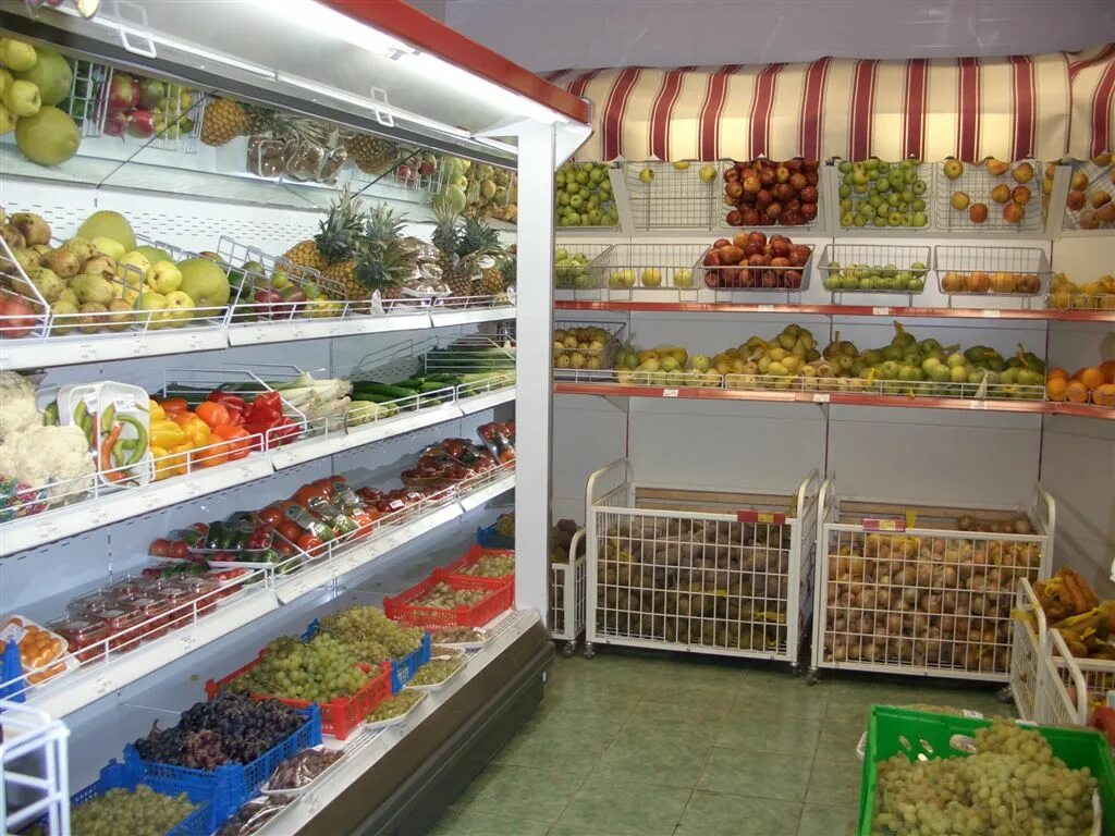 Магазин 20 квадратных метров. Овощной прилавок. Стеллажи для магазина продуктов. Стеллажи для овощей и фруктов. Магазин овощи фрукты.