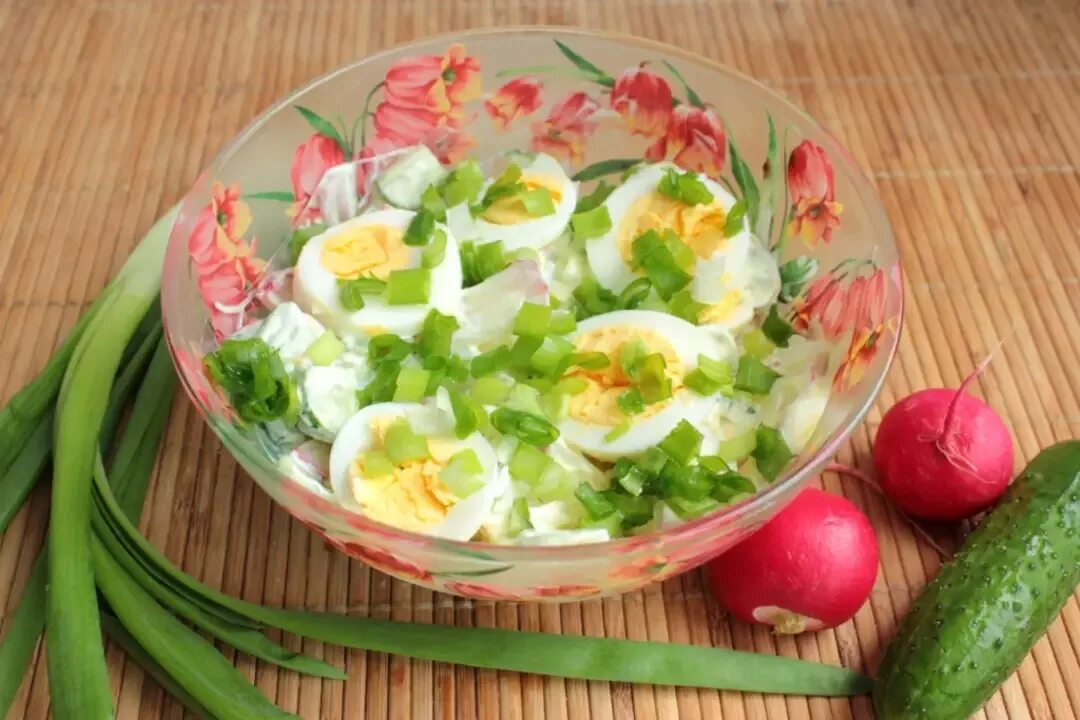 Салат редиска яйцо зеленый лук майонез. Салат из редиски. Салат весенний. Салат с редиской и яйцом. Салат с редиской и огурцом и яйцом.