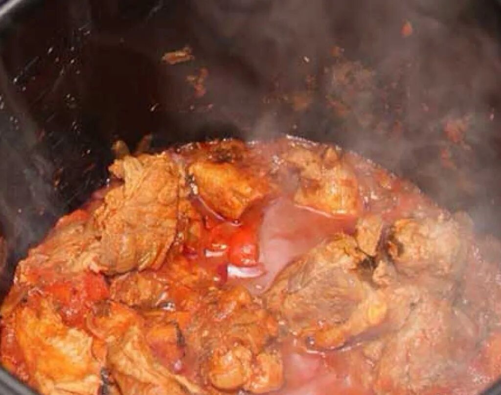 Мясо в мультиварке свинина с овощами. Мясо в мультиварке. томленая свинина. говядина тушеная на сковороде. тушёное мясо в мультиварке.