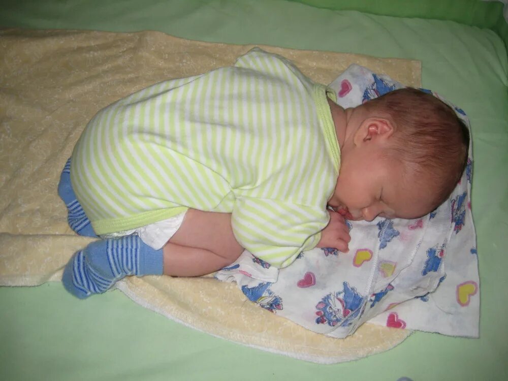 Выкладывание на живот новорожденного. Выкладывание грудничка на животик. Что делаешь спишь малыш