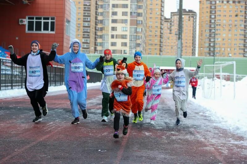 Ночной забег. Пижамный забег. Забег в пижамах. Пижамный забег 2024. Ночной забег.