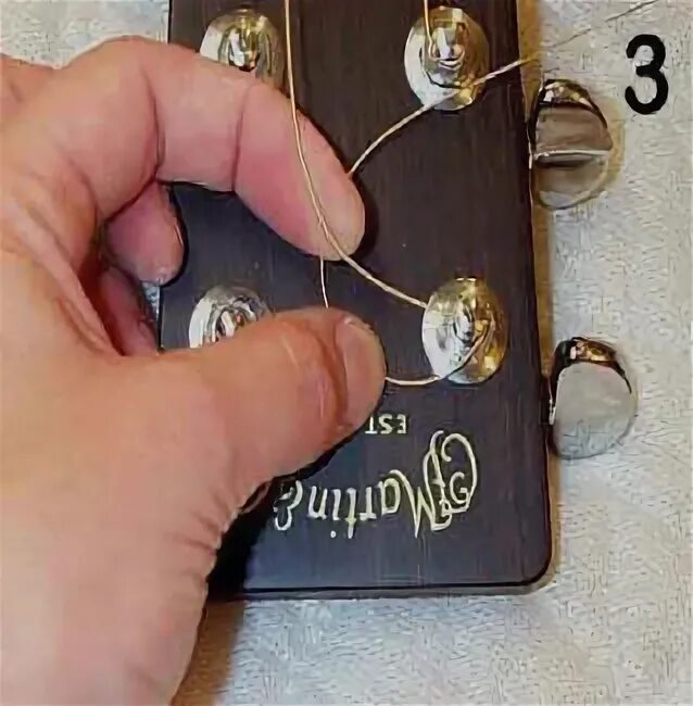 игра на акустической гитаре. намотка струн на акустической гитаре. натяжка струн на гитаре. быстро расстраивается струны. установить струны на балалайку.