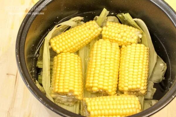 Мультиварка кукуруза в початках. Кукуруза в мультиварке. Замороженная отварная кукуруза. Кукуруза в кастрюле.