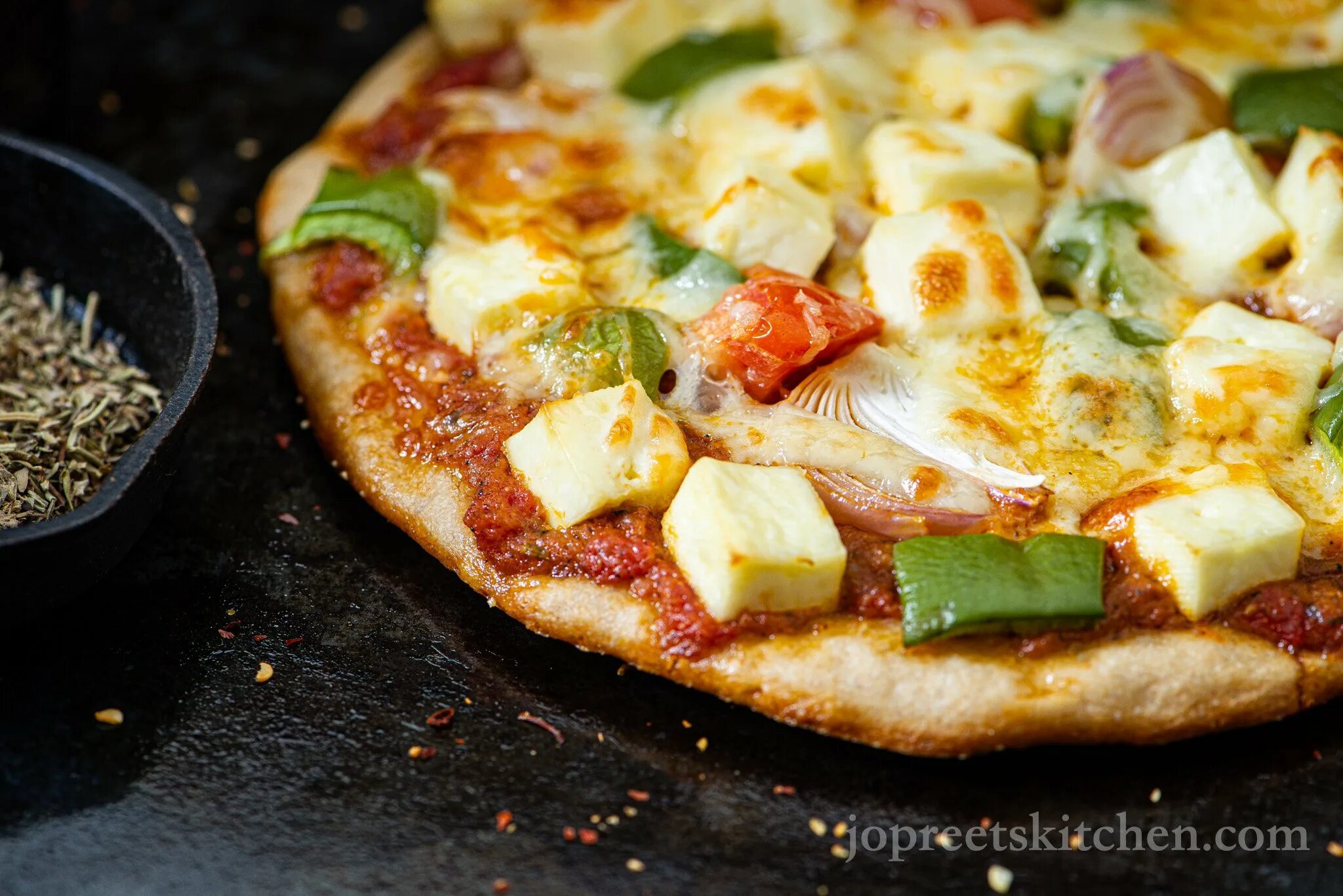 Пицца на кефирном тесте. Тесто для пиццы дрожжевое. Пицца сыр яйцо. Пицца на тесте без яиц. Пицца вегетарианская.