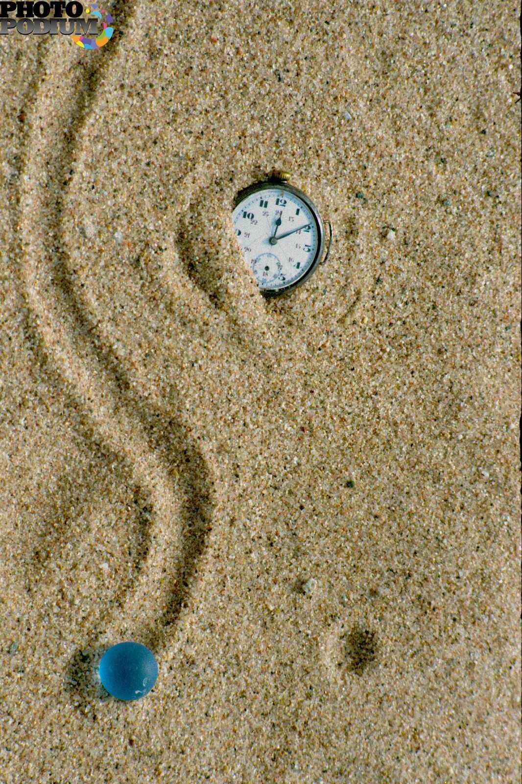 Шаров след в след. Часы в песке. Доска с песком часы. Песчаные часы в сфере. Часы с песком и шариком.